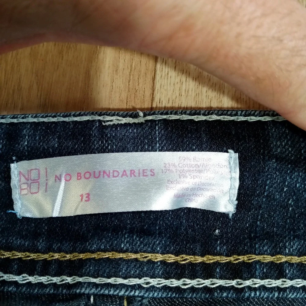 No Boundaries Women Super Dark Wash Capri Jeans Rhinestone Pockets Size 13 - Picture 3 of 10